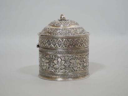 INDE
Boîte couverte de forme cylindrique...