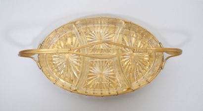 Présentoir en métal doré en forme de panier...