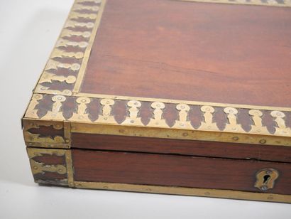 Grand coffret en acajou ou palissandre, la...