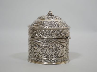 INDE
Boîte couverte de forme cylindrique...