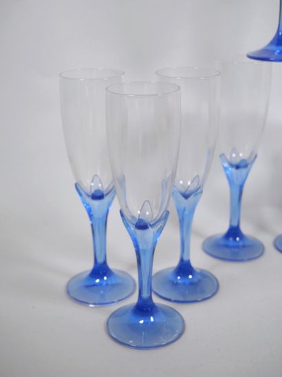 Suite de douze flûtes à champagne en verre,...