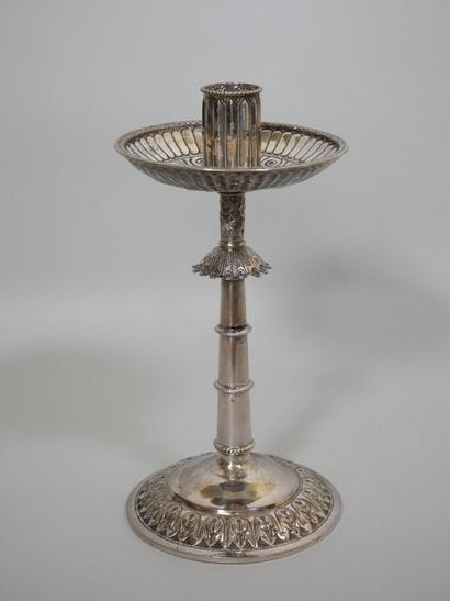 Paire de flambeaux en argent, la base à décor...
