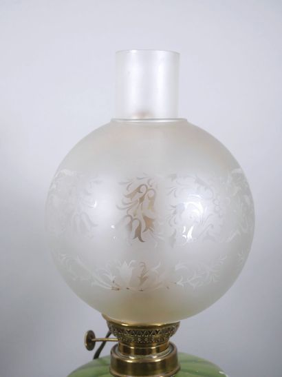 Lampe à pétrole, le fût en laiton doré en...