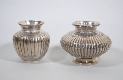 Ensemble comprenant deux vases de formes...