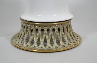 Lampe à pétrole, le fût en porcelaine blanche...