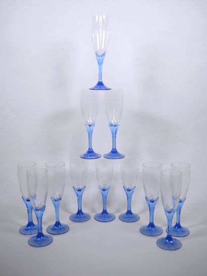 Suite de douze flûtes à champagne en verre,...