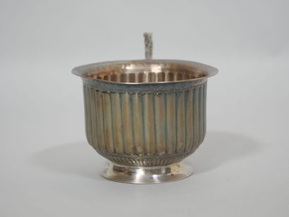 INDE
Tasse sur piédouche en argent, la panse...