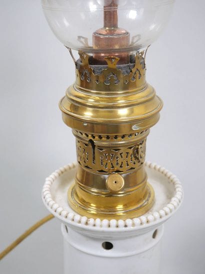 Lampe à pétrole, le fût en porcelaine blanche...