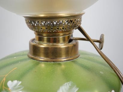 Lampe à pétrole, le fût en laiton doré en...
