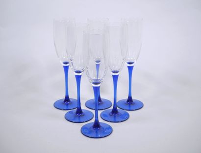 Suite de six flûtes à champagne, la jambe...
