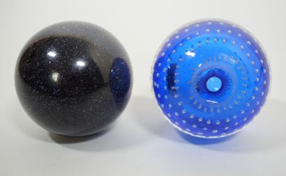 Ensemble comprenant deux sulfures ou boules...