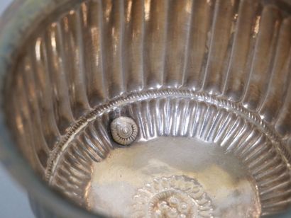 INDE
Tasse sur piédouche en argent, la panse...
