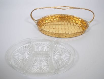Présentoir en métal doré en forme de panier...