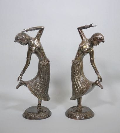 INDE
Paire de danseuses en argent à décor...