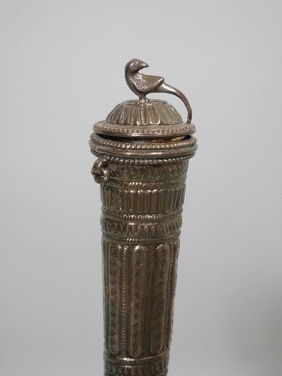 INDE
Vase de forme bouteille en argent à...