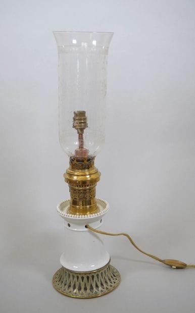 Lampe à pétrole, le fût en porcelaine blanche...