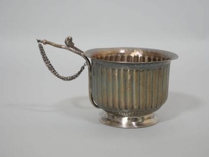 INDE
Tasse sur piédouche en argent, la panse...