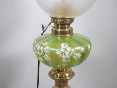 Lampe à pétrole, le fût en laiton doré en...