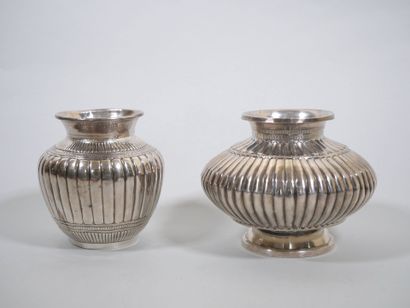 Ensemble comprenant deux vases de formes...