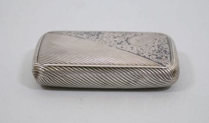 Étui à cigarettes de forme rectangulaire...