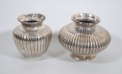 Ensemble comprenant deux vases de formes...