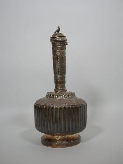 INDE
Vase de forme bouteille en argent à...