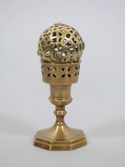 Petit brûle-parfum en bronze doré composé...
