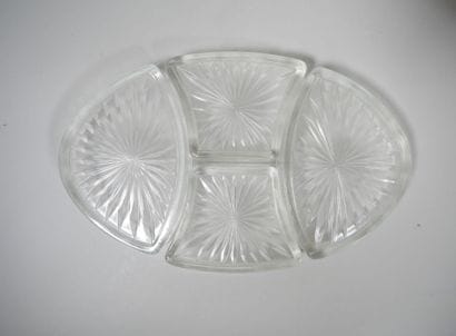 Présentoir en métal doré en forme de panier...