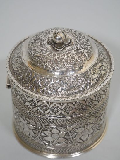 INDE
Boîte couverte de forme cylindrique...