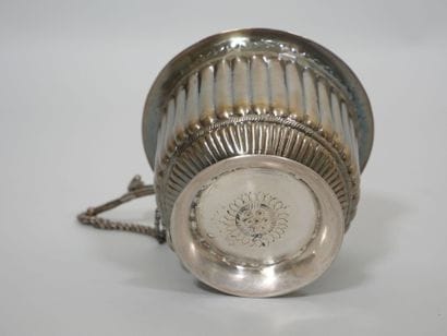 INDE
Tasse sur piédouche en argent, la panse...