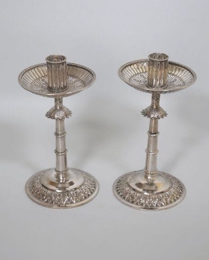 Paire de flambeaux en argent, la base à décor...