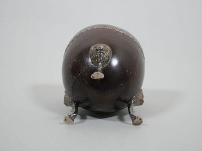 Coupe tripode forme d'une demi noix de coco,...