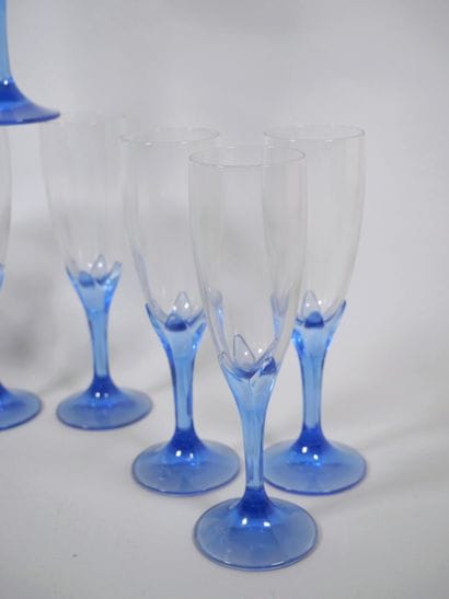 Suite de douze flûtes à champagne en verre,...