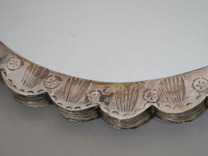 INDE
Petit miroir de forme ovale à contours...
