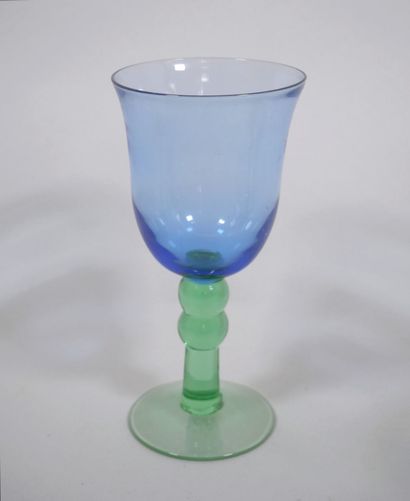 Suite de neuf verres bicolores en verre,...