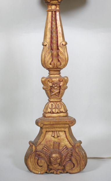 Pique-cierge en bois doré et sculpté, le...