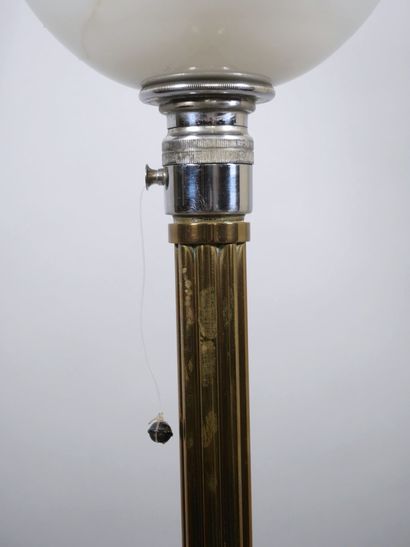 Lampe à poser en laiton doré, le fût en forme...