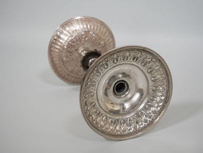 Paire de flambeaux en argent, la base à décor...