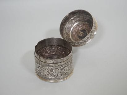 INDE
Boîte couverte de forme cylindrique...