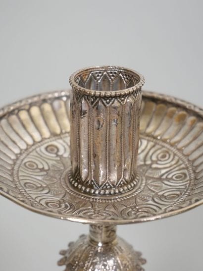 Paire de flambeaux en argent, la base à décor...