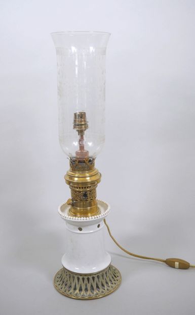 Lampe à pétrole, le fût en porcelaine blanche...