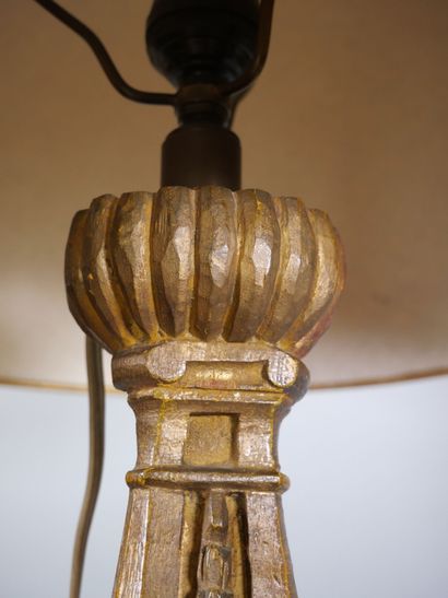 Pique-cierge en bois doré et sculpté, le...