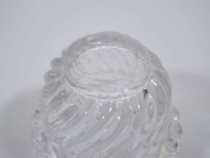 Suite de neuf verres à liqueur en verre moulé...