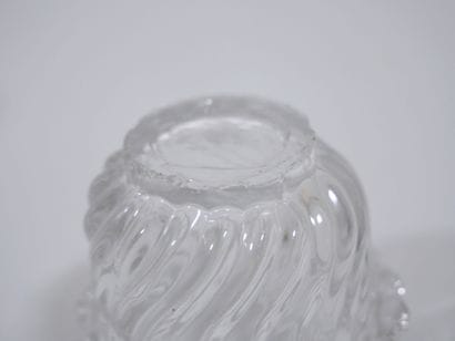 Suite de neuf verres à liqueur en verre moulé...