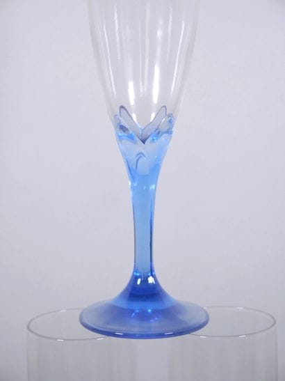 Suite de douze flûtes à champagne en verre,...