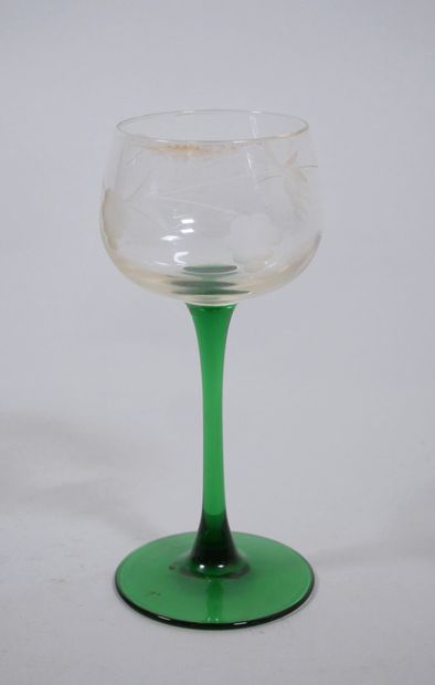 Suite de onze verres à vin d'Alsace en verre,...