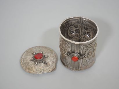 NEPAL ou TIBET
Boîte couverte de forme cylindrique...