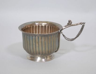 INDE
Tasse sur piédouche en argent, la panse...