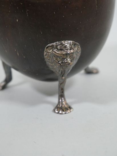 Coupe tripode forme d'une demi noix de coco,...