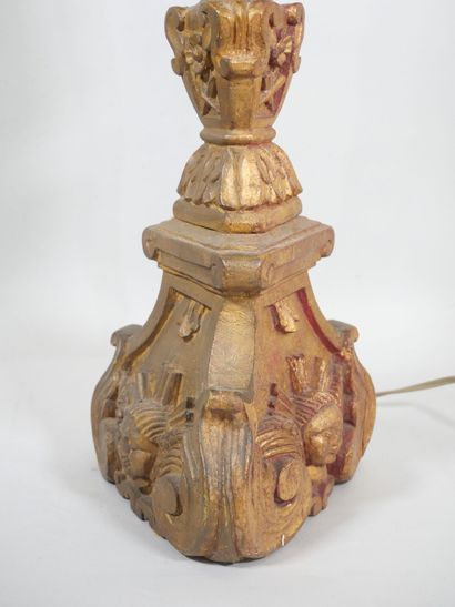 Pique-cierge en bois doré et sculpté, le...